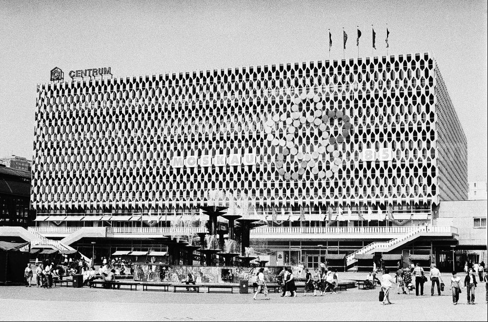 GDR picture archive: Berlin - Festively decorated Centrum department store on the occasion of the National Youth Festival in East Berlin on the territory of the former GDR, German Democratic Republic. In front of the department store, the Fountain of Voelkerfreundschaft, popularly known as the hNuttenbrosche