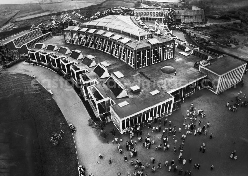 GDR photo archive: Berlin-Friedrichsfelde - Blick von oben auf das Alfred-Brehm-Haus während der Eröffnung im Tierpark (Zoo). Die Aufteilung erfolgte nach Katzenhaus und Tropenhalle, maßgeblich beteiligt an der Gestaltung war der Architekt Prof. Heinz Graffunder (1926-1994).