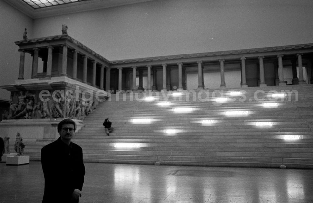 GDR picture archive: Berlin-Mitte - Alfredo Jahr mit Installation auf dem Pergamon-Museum 20.12.