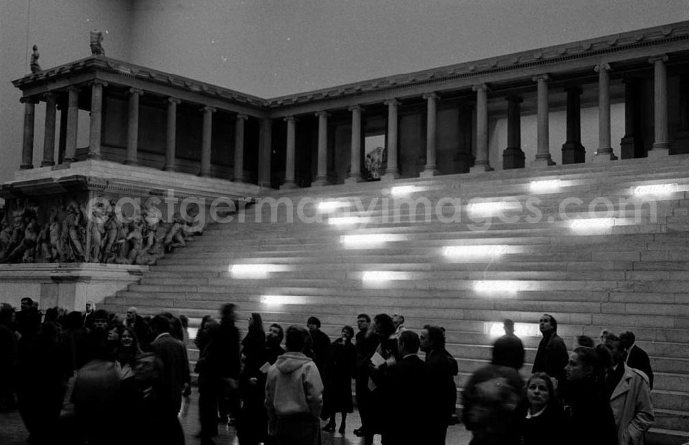 GDR image archive: Berlin-Mitte - Alfredo Jahr mit Installation auf dem Pergamon-Museum 20.12.