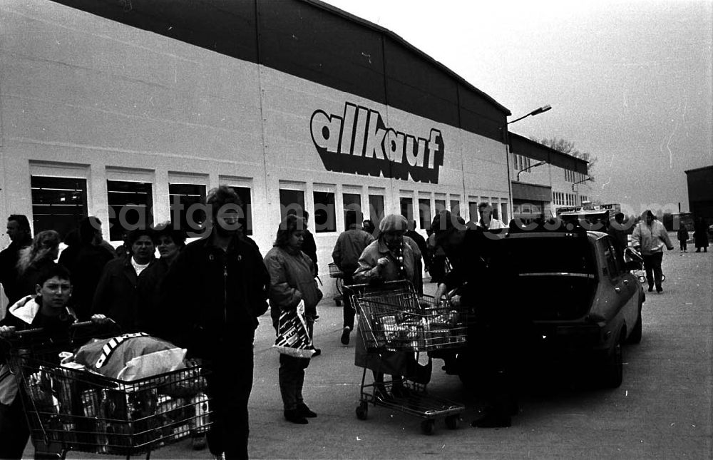 GDR picture archive: Rostock - Allkauf bei Rostock eröffnet 13.11.9