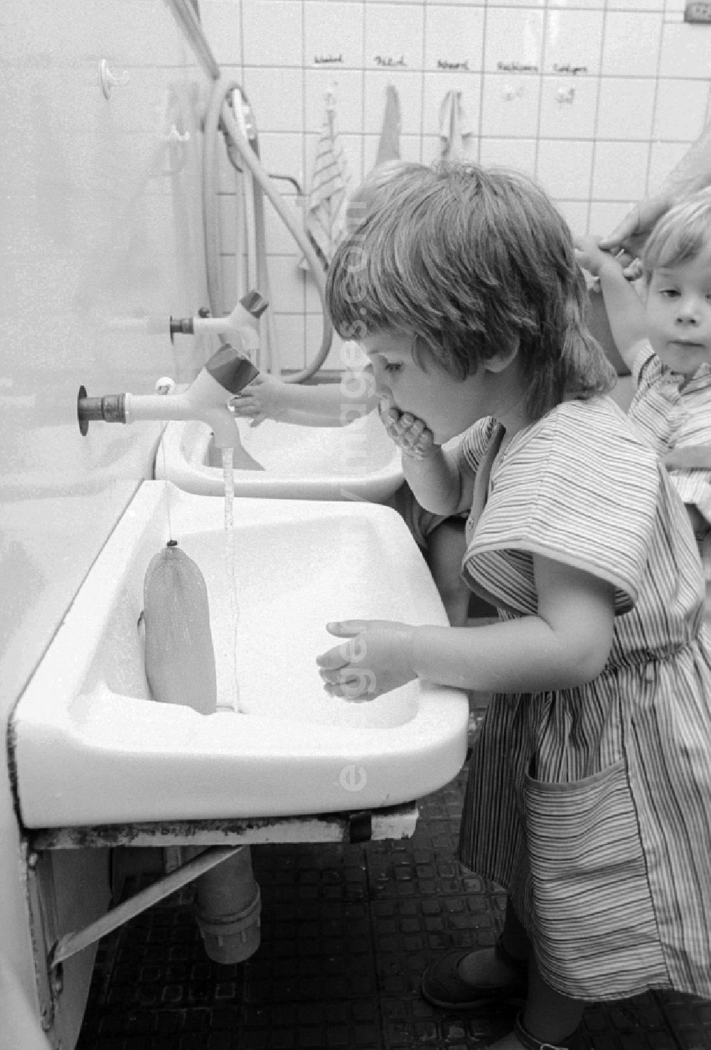 GDR picture archive: Berlin - Children with the hand wash in the wash basin in a children cooked in Berlin, the former capital of the GDR, German democratic republic