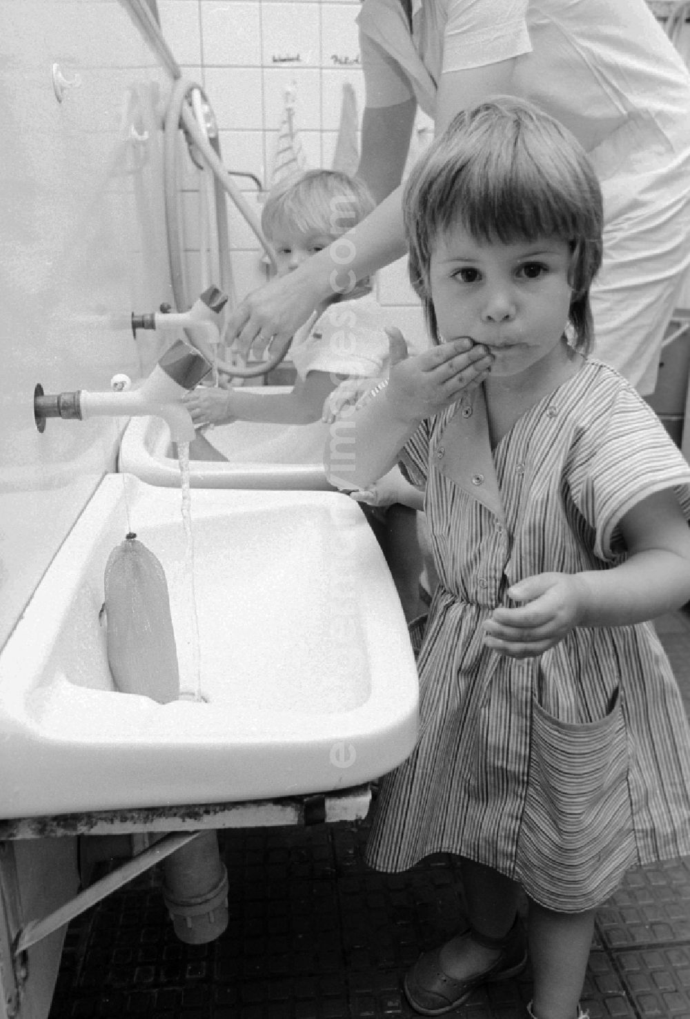 Berlin: Children with the hand wash in the wash basin in a children cooked in Berlin, the former capital of the GDR, German democratic republic
