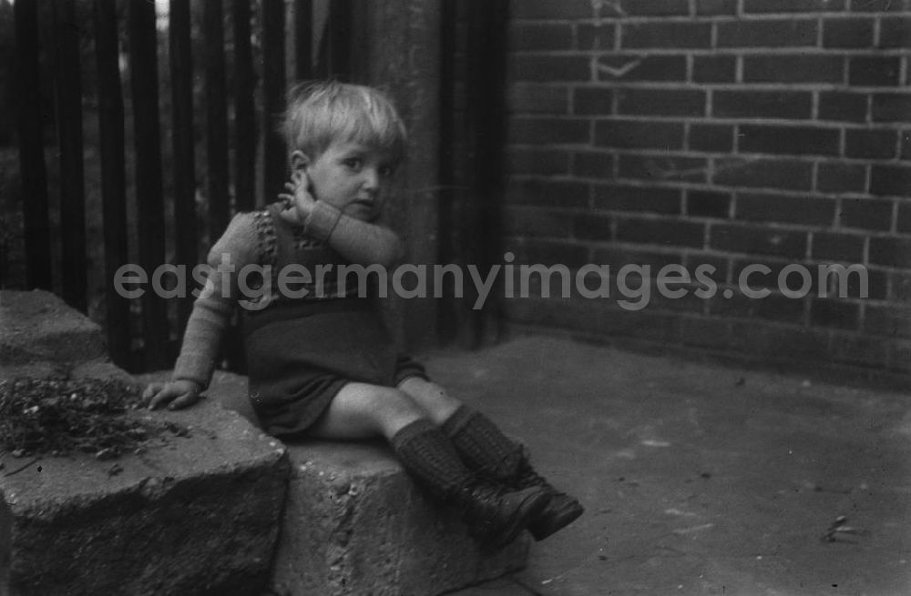 Merseburg: Ein Junge spielt im Hinterhof. A boy is plying in a backyard.