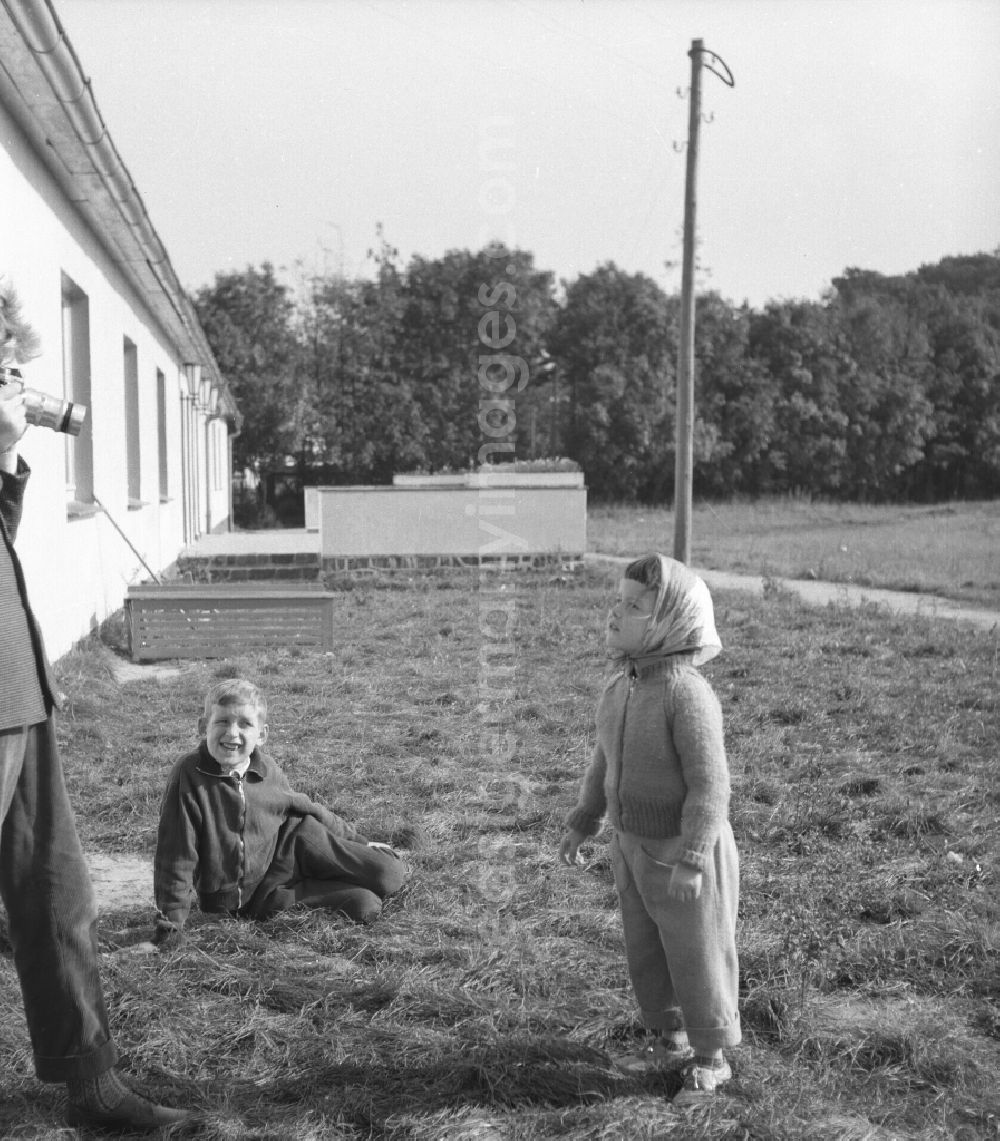 GDR picture archive: Trinwillershagen - Children of the village in Trinwillershagen in Mecklenburg-Western Pomerania