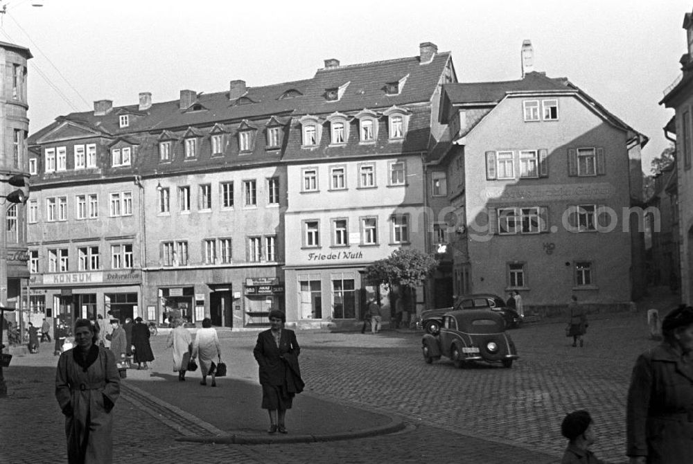 GDR picture archive: Weimar - Alltagsszene in Weimar. Das Gasthaus zum weißen Schwan (r) gehört zu den ältesten Gebäuden am Platz und blickt auf eine über 40