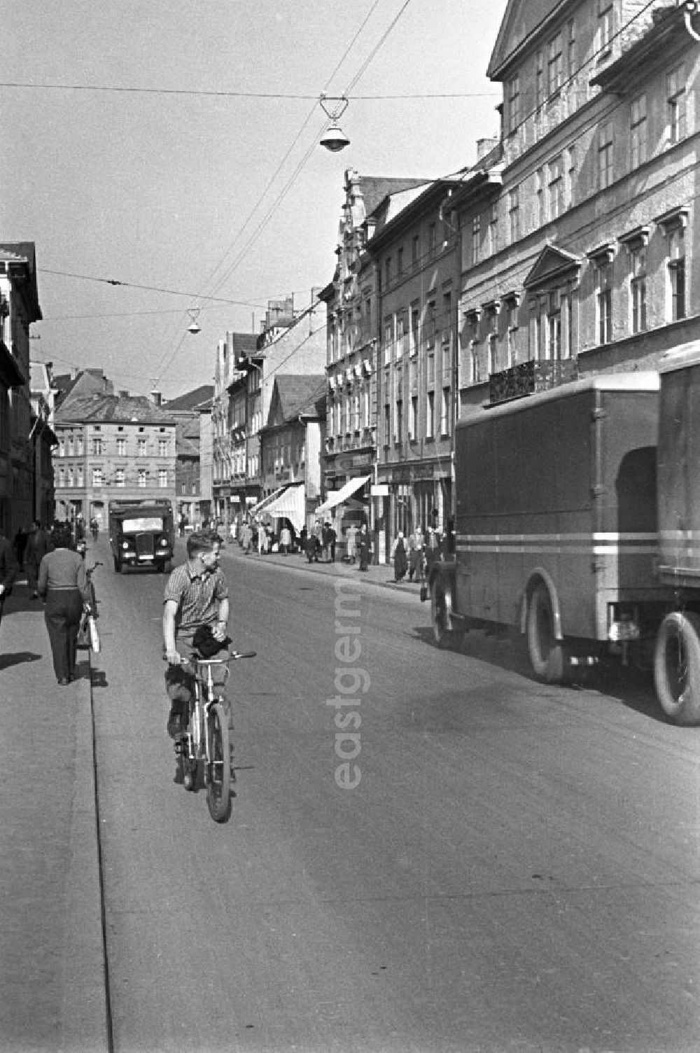GDR image archive: Weimar - Alltagsszene in Weimar. Ein Junge fährt auf seinem Fahrrad auf einer Straße durch Weimar.