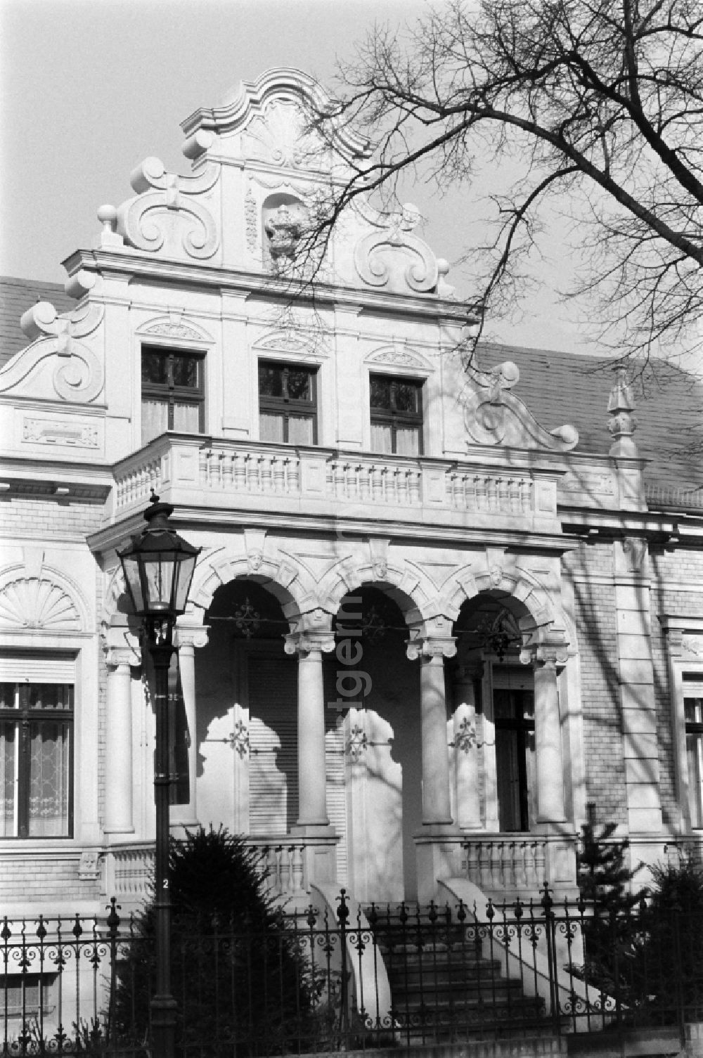 GDR image archive: Berlin - Residential house in Alt-Marienfelde in Berlin. The farmhouse was built in 1899-19