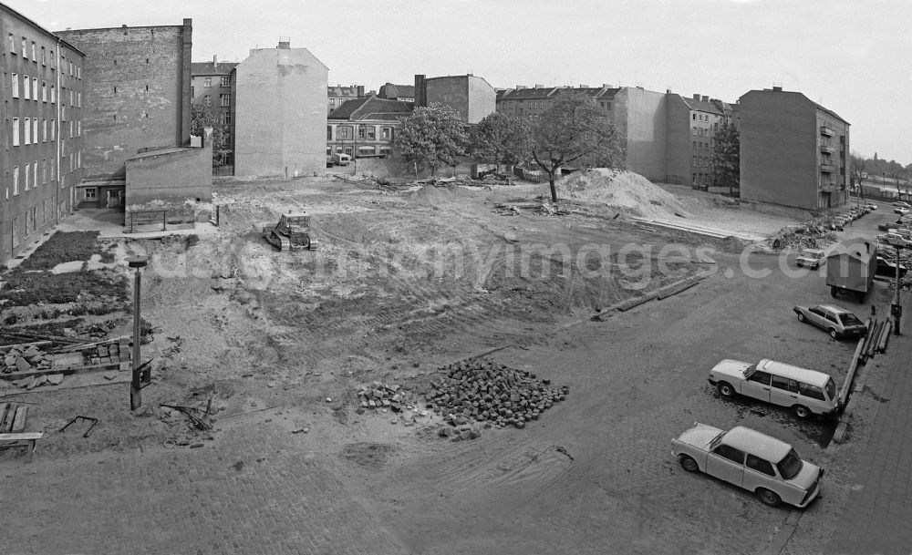 GDR photo archive: Berlin - Leveling work on the construction site for demolition work on the remains of old multi-family buildings on Boedikerstrasse in the Friedrichshain district of Berlin East Berlin in the area of the former GDR, German Democratic Republic