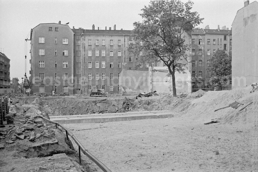 GDR picture archive: Berlin - Leveling work on the construction site for demolition work on the remains of old multi-family buildings on Boedikerstrasse in the Friedrichshain district of Berlin East Berlin in the area of the former GDR, German Democratic Republic