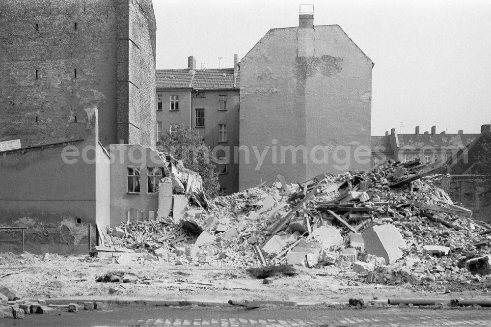 GDR photo archive: Berlin - Rubble on the construction site for demolition work on the remains of old multi-family buildingsam Markgrafendamm on street Markgrafendamm in the district Friedrichshain in Berlin Eastberlin on the territory of the former GDR, German Democratic Republic