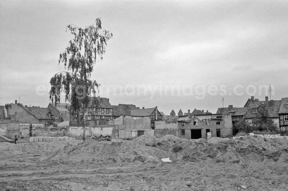 GDR picture archive: Quedlinburg - Rubble on the construction site for demolition work on the remains of old multi-family buildings in Quedlinburg, Saxony-Anhalt on the territory of the former GDR, German Democratic Republic