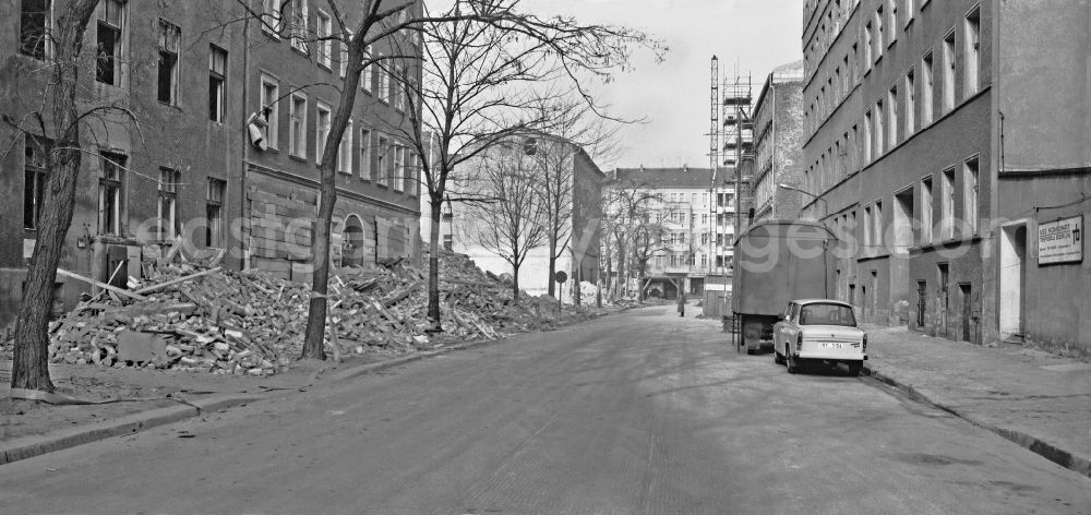 GDR image archive: Berlin - Rubble on the construction site for demolition work on the remains of old multi-family buildingsfor the creation of new housing on street Colbestrasse in the district Friedrichshain in Berlin Eastberlin on the territory of the former GDR, German Democratic Republic