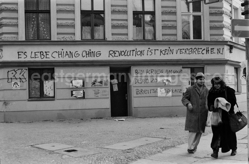 GDR photo archive: Berlin - Street scene in front of an old building facade with the words Long live Chiang Ching. Revolution is not a crime! and At War on the Golf Demo Breitscheidplatz in Berlin - Prenzlauer Berg, the former capital of the GDR, German Democratic Republic
