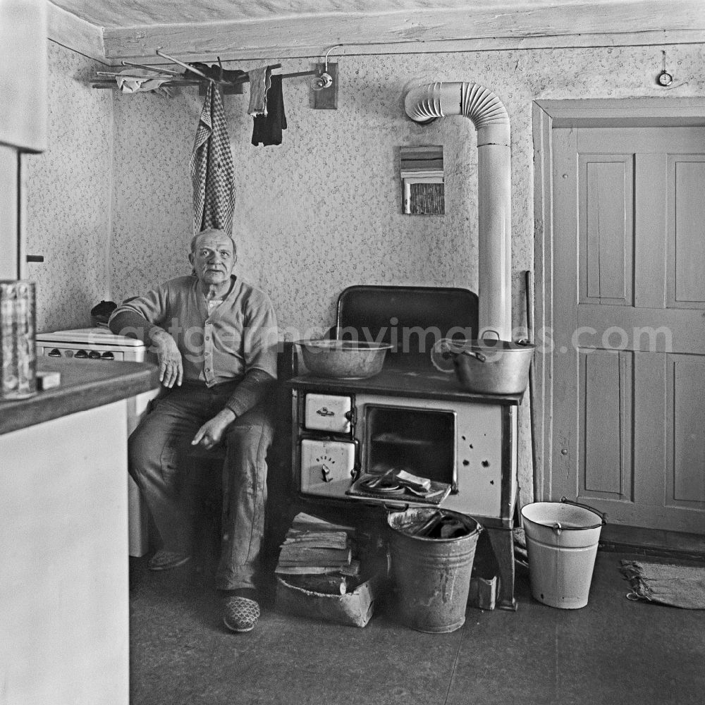 GDR photo archive: Weißkeißel - Kitchen furnishings in an old residential buildingin a farmhouse in Weisskeissel in the Lausitz, Saxony on the territory of the former GDR, German Democratic Republic