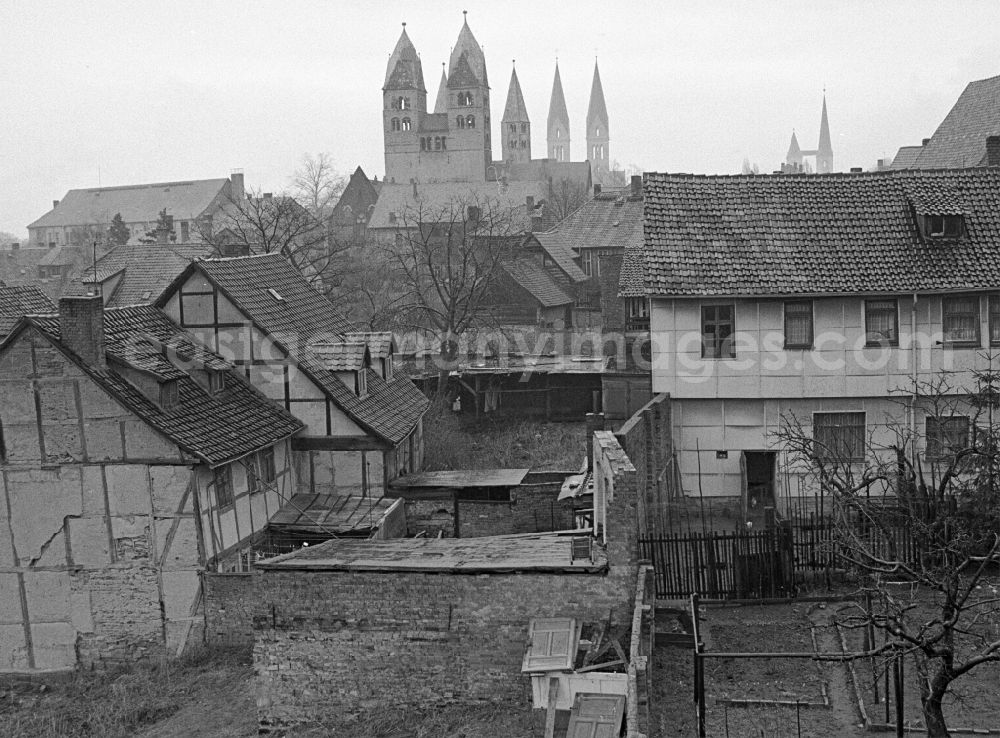 GDR picture archive: Halberstadt - Old building - apartment building on Tannenstrasse in Halberstadt in the state Saxony-Anhalt on the territory of the former GDR, German Democratic Republic