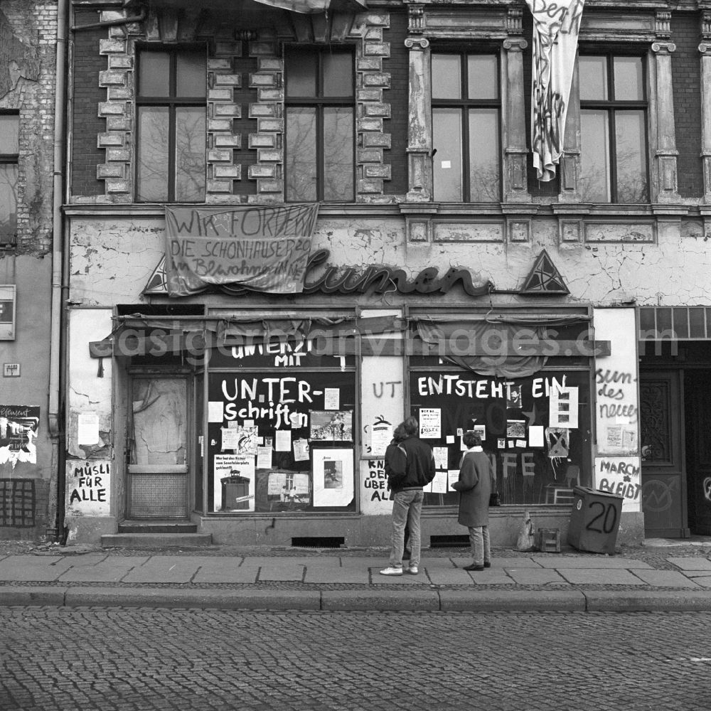 GDR photo archive: Berlin - Old building with protest placards at Schoenhauser 2