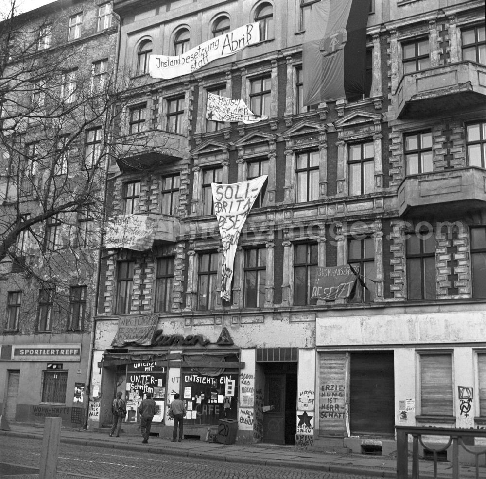GDR picture archive: Berlin - Old building with protest placards at Schoenhauser 2