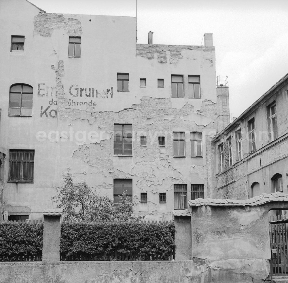 GDR photo archive: Zittau - Old building facade of a backyard with clear facade damage in Zittau in the state Saxony on the territory of the former GDR, German Democratic Republic