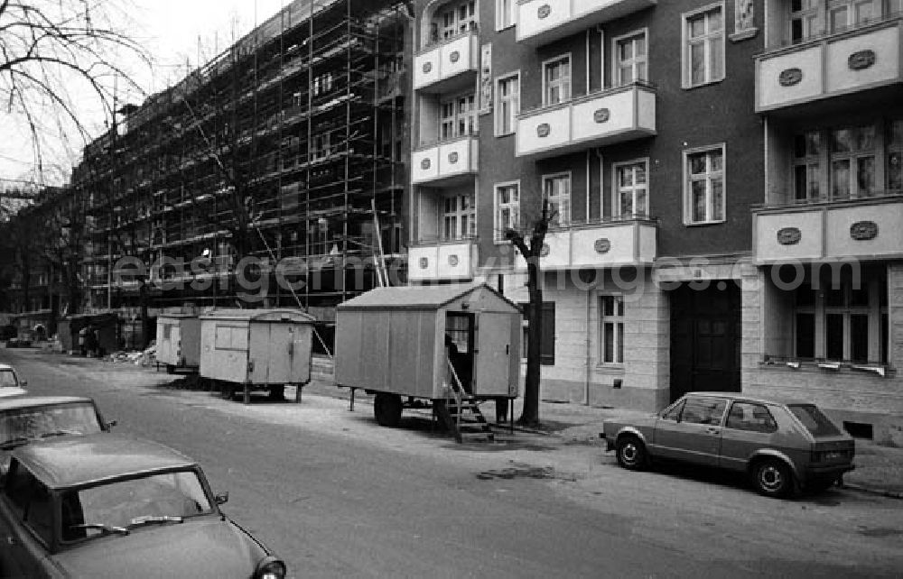 GDR photo archive: Berlin - Blick über die Britzer Straße auf Baugerüste an Wohnhäusern in Niederschöneweide. Bauwagen stehen am Straßenrand. Autos vom Typ Trabant 601, Zastava 110