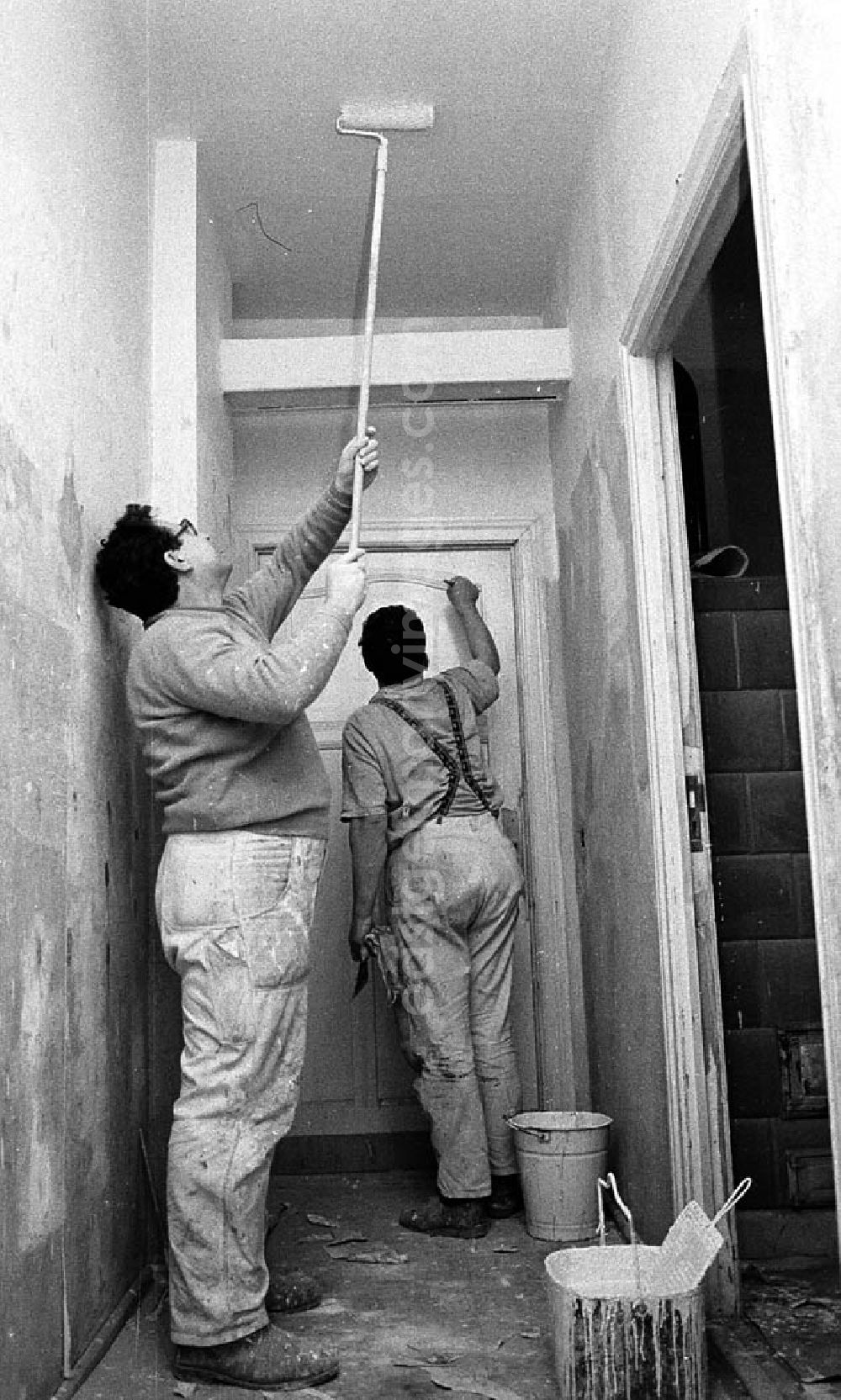GDR image archive: Berlin - Maler beim renovieren in einem Altbau-Wohnhaus in der Britzer Straße in Niederschöneweide.