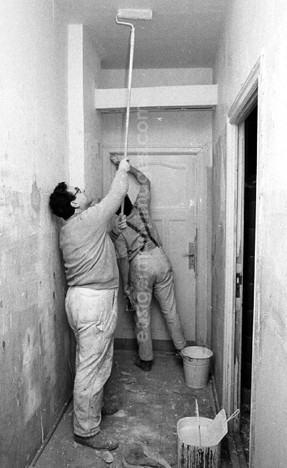 GDR photo archive: Berlin - Maler beim renovieren in einem Altbau-Wohnhaus in der Britzer Straße in Niederschöneweide.