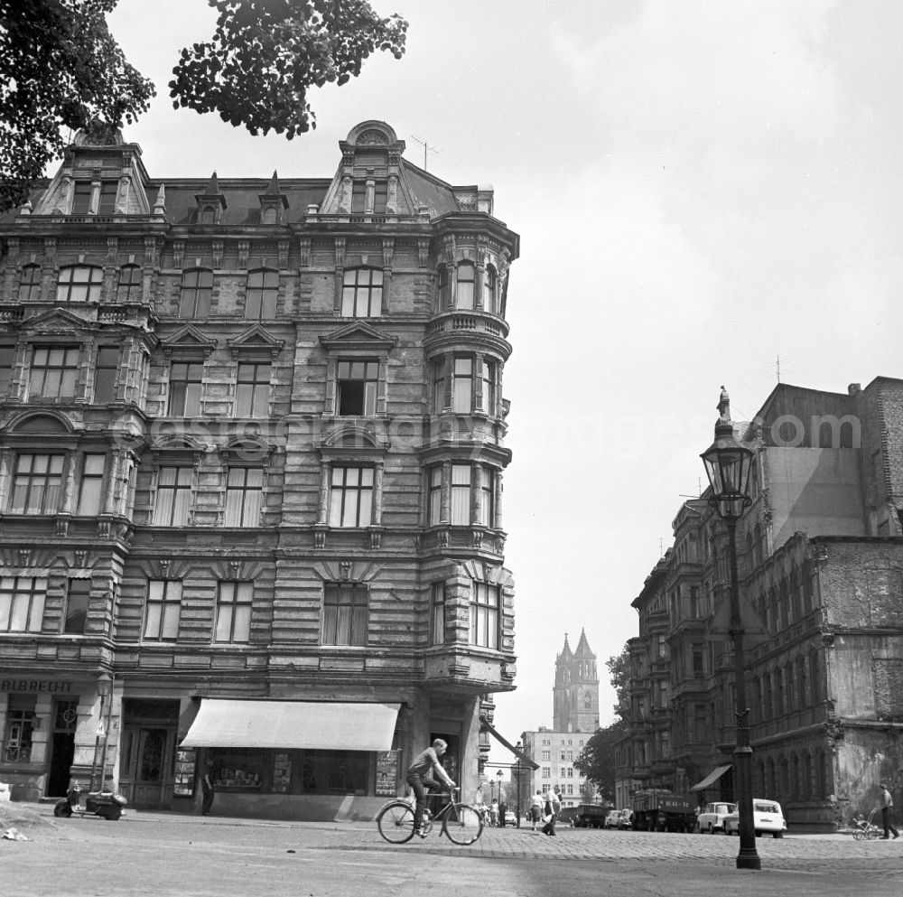 GDR image archive: Magdeburg - Old buildings in the early days in the founding period Leibnizstraße in Magdeburg in Saxony - Anhalt