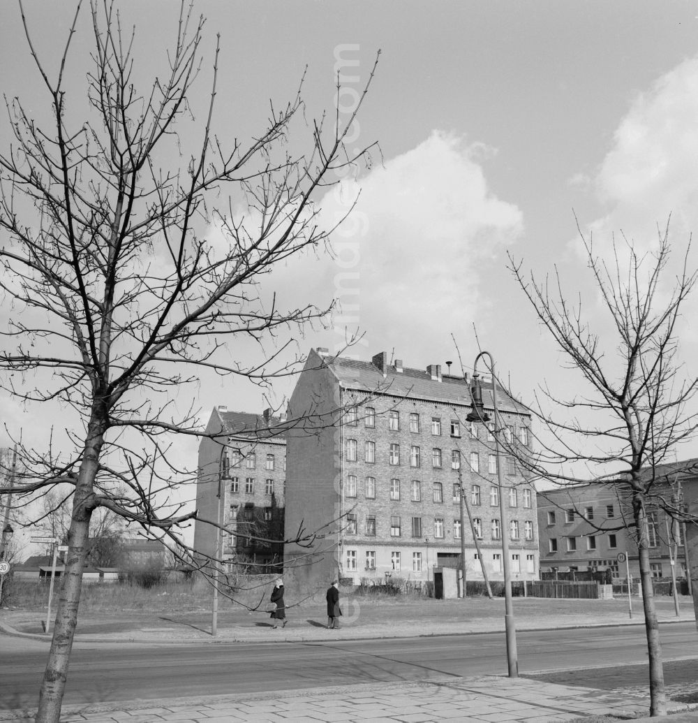 GDR picture archive: Berlin - Old buildings on the peninsula Stralau in the Friedrich-boy street corner Alt-Stralau in Berlin. Stralau is located in the Friedrichshain district which lies on a peninsula between the Spree and the Rummelsburger lake