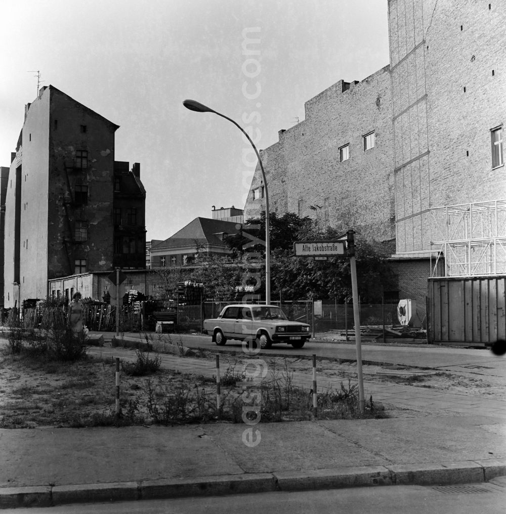 GDR image archive: Berlin - Old buildings at the street Alte Jakobstrasse 89-91 near the former Berlin Wall in Berlin - Mitte