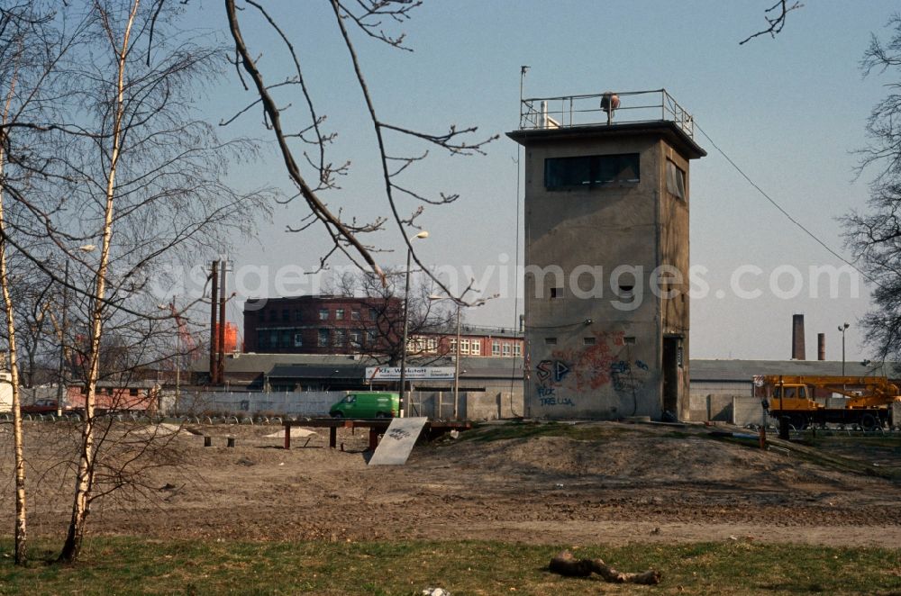 GDR image archive: Berlin - Treptow - One in five border guard towers at the Berlin Wall have been preserved in Berlin - Treptow. The tower is a listed building. The watchtowers were arranged so that the border strip was to see through from there