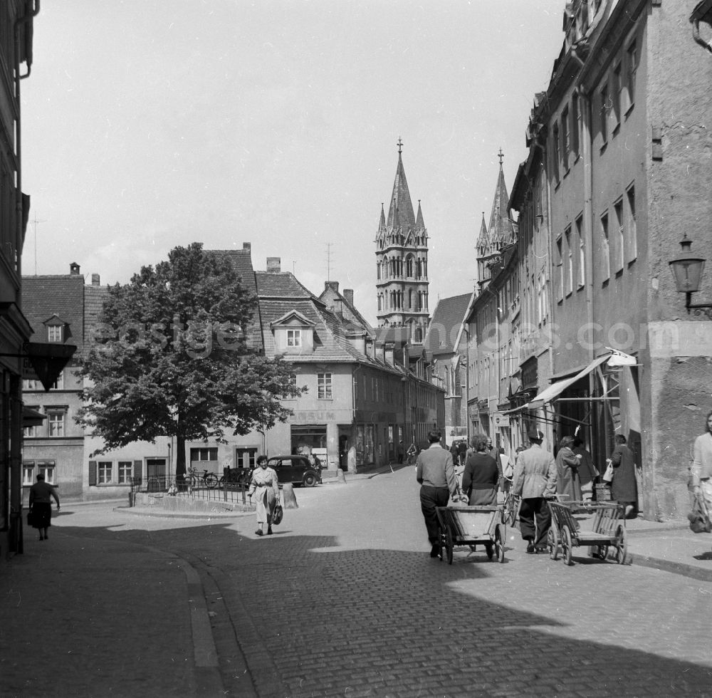 GDR picture archive: Naumburg (Saale) - Old Town and the Naumburger cathedral in Naumburg (Saale) in the federal state Saxony-Anhalt in the area of the former GDR, German democratic republic,