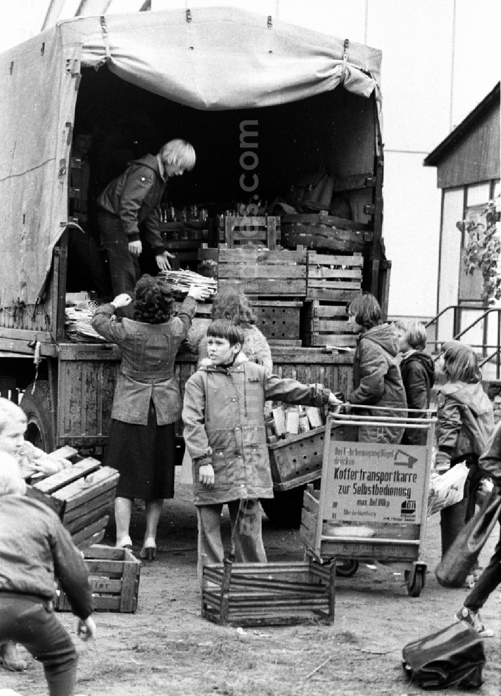 GDR photo archive: Berlin - Children and young people collecting waste materials, waste paper, bottles and gases as secondary raw materials for collection in the state-controlled SERO collection points. in Berlin Eastberlin on the territory of the former GDR, German Democratic Republic