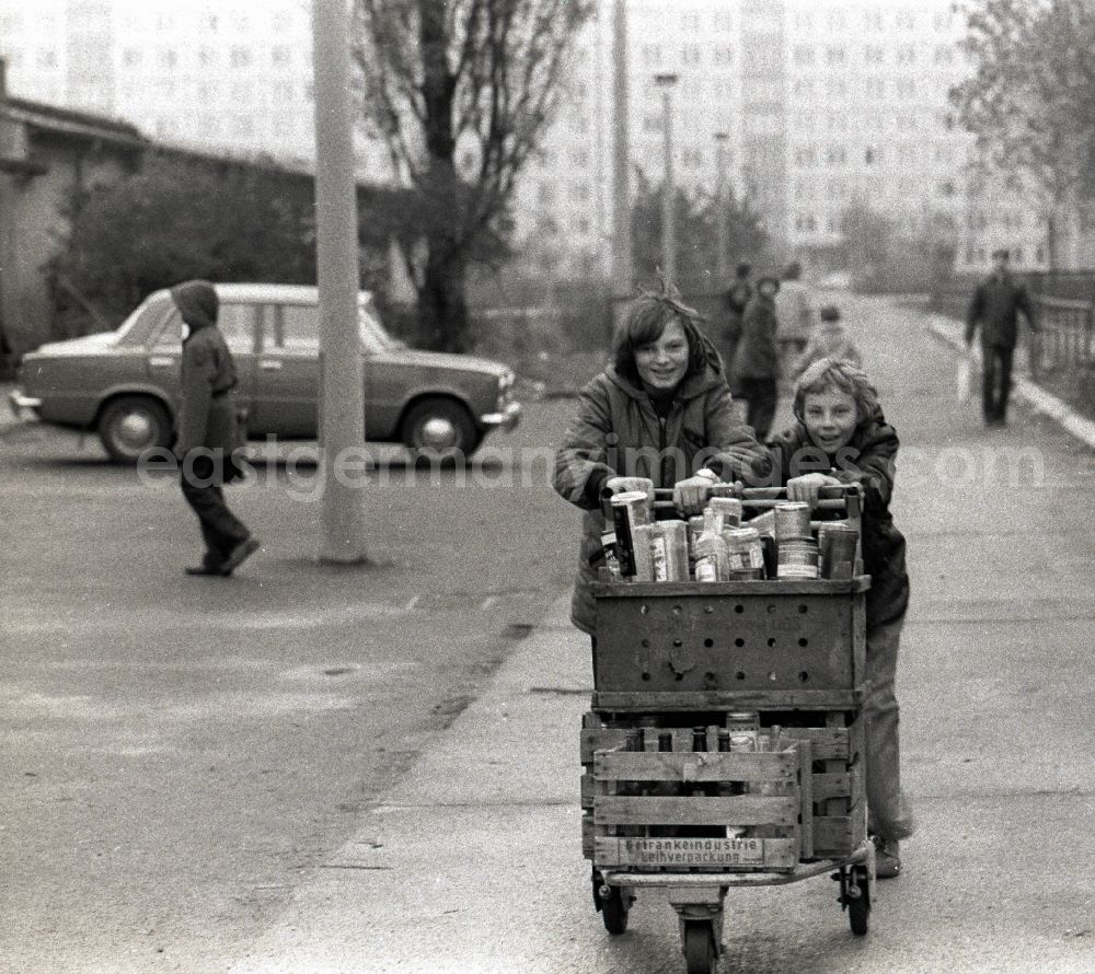 GDR picture archive: Berlin - Children and young people collecting waste materials, waste paper, bottles and gases as secondary raw materials for collection in the state-controlled SERO collection points. in Berlin Eastberlin on the territory of the former GDR, German Democratic Republic