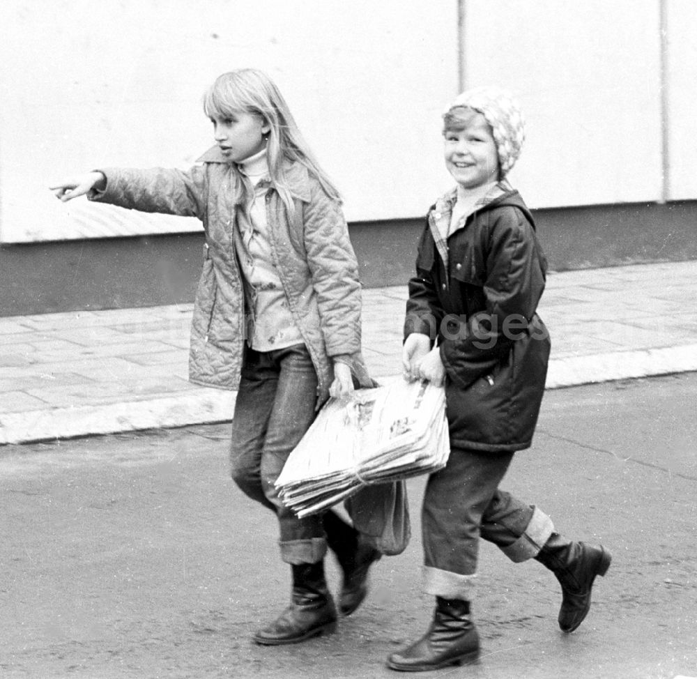 Berlin: Children and young people collecting waste materials, waste paper, bottles and gases as secondary raw materials for collection in the state-controlled SERO collection points. in Berlin Eastberlin on the territory of the former GDR, German Democratic Republic