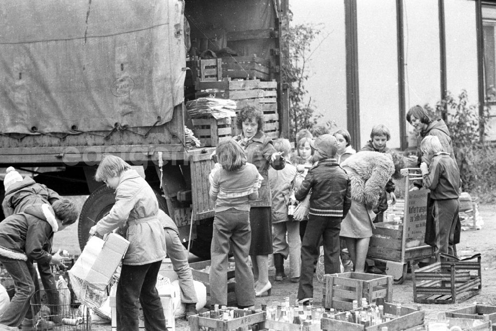 GDR image archive: Berlin - Children and young people collecting waste materials, waste paper, bottles and gases as secondary raw materials for collection in the state-controlled SERO collection points. in Berlin Eastberlin on the territory of the former GDR, German Democratic Republic