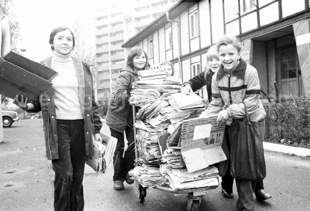 GDR photo archive: Berlin - Children and young people collecting waste materials, waste paper, bottles and gases as secondary raw materials for collection in the state-controlled SERO collection points. in Berlin Eastberlin on the territory of the former GDR, German Democratic Republic