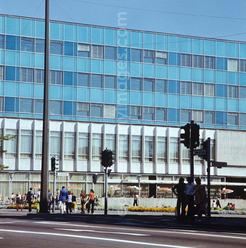 GDR photo archive: Berlin - Blick auf das Lindencorso an der Friedrichstraße / Ecke Unter den Linden in Berlin Mitte. Das Lindencorso war ein 1966 eröffneter fünfgeschossiger Gaststätten- und Bürokomplex mit vorgelagerten Terrassen im Fußgängerbereich. Es wurde nach der Wende 199