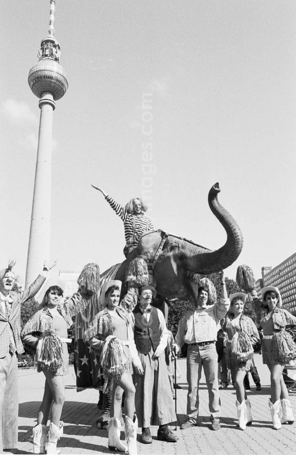 GDR image archive: Berlin-Mitte - American Cirkus vorm Roten Rathaus 17.