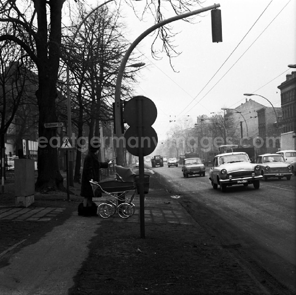GDR image archive: Berlin - Ampelregelung für und durch Fußgänger in Alt-Friedrichsfelde.
