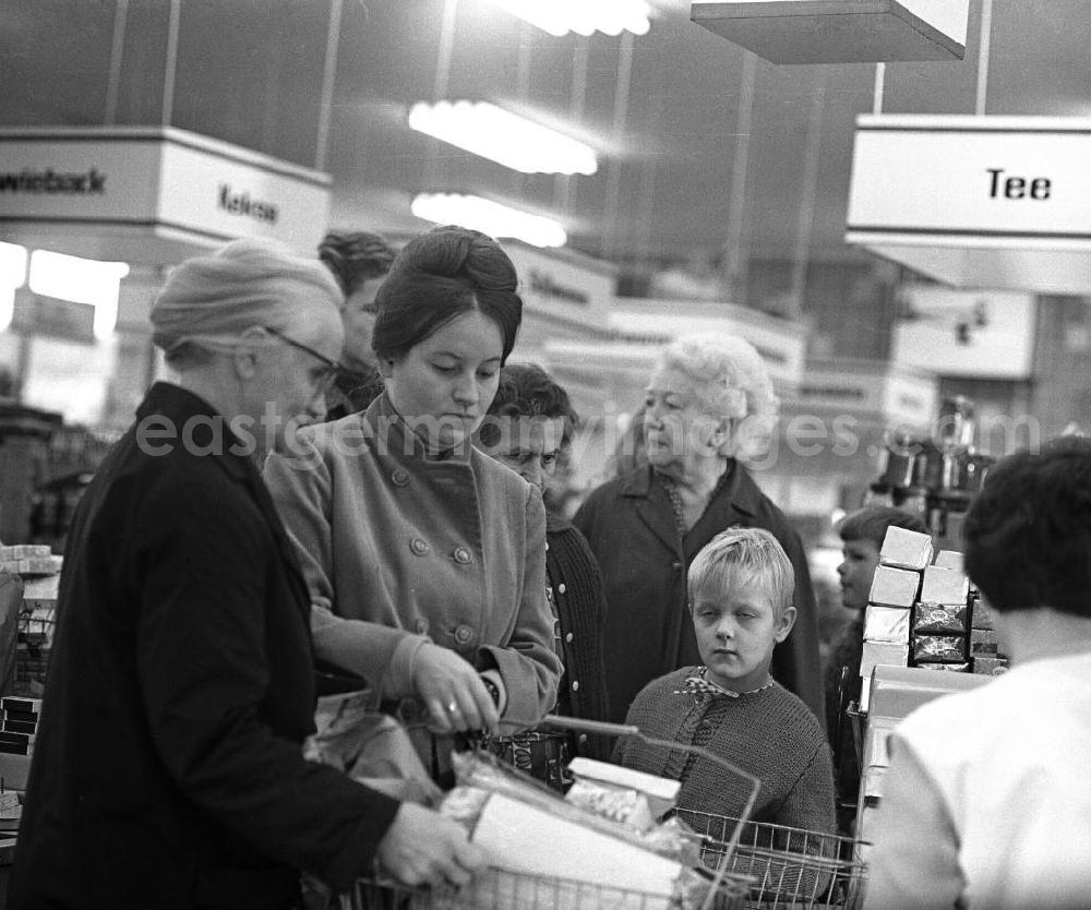 GDR picture archive: Rostock - Kundinnen an der Kasse. Eröffnung der HO Kaufhalle im Ortsteil Lütten Klein in Rostock am 04.