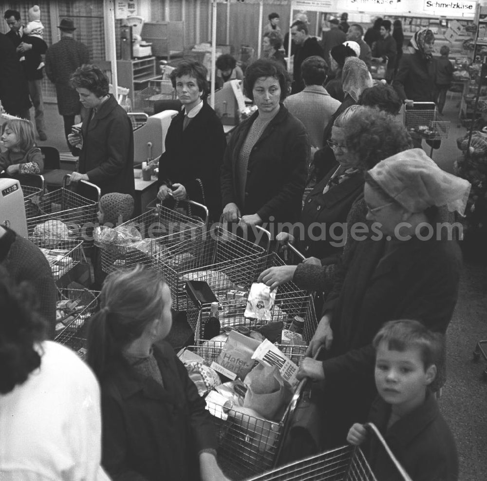 GDR photo archive: Rostock - Kunden stehen Schlange an der Kasse der HO Kaufhalle im Ortsteil Lütten Klein in Rostock. Eröffnung am 04.