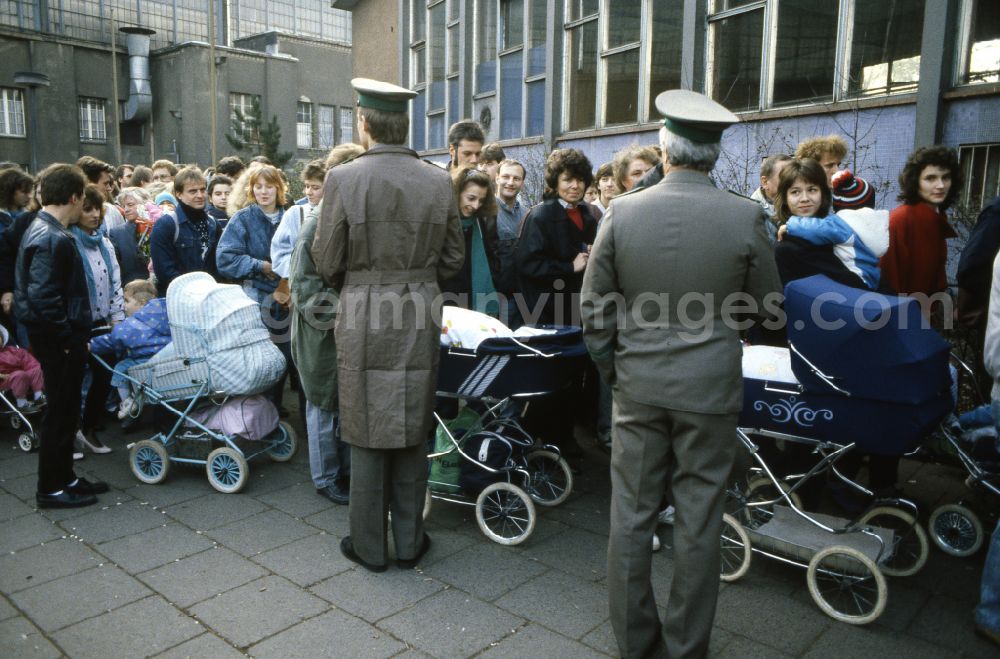 Berlin: Queues of people and crowds of GDR citizens at the palace of tears of the GueSt passport control point and border crossing point at the Friedrichstrasse S-Bahn station in Berlin East Berlin on the territory of the former GDR, German Democratic Republic