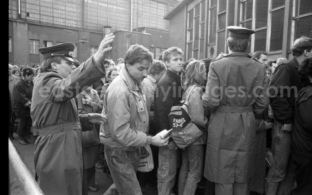 GDR image archive: Berlin - Queues of people and crowds of GDR citizens at the palace of tears of the GueSt passport control point and border crossing point at the Friedrichstrasse S-Bahn station in Berlin East Berlin on the territory of the former GDR, German Democratic Republic