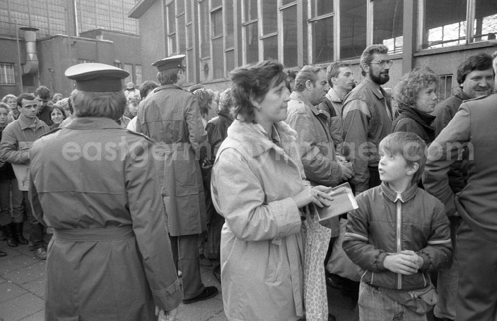 GDR photo archive: Berlin - Queues of people and crowds of GDR citizens at the palace of tears of the GueSt passport control point and border crossing point at the Friedrichstrasse S-Bahn station in Berlin East Berlin on the territory of the former GDR, German Democratic Republic