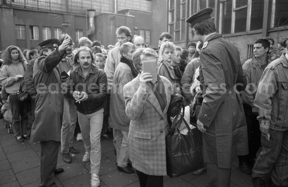 Berlin: Queues of people and crowds of GDR citizens at the palace of tears of the GueSt passport control point and border crossing point at the Friedrichstrasse S-Bahn station in Berlin East Berlin on the territory of the former GDR, German Democratic Republic