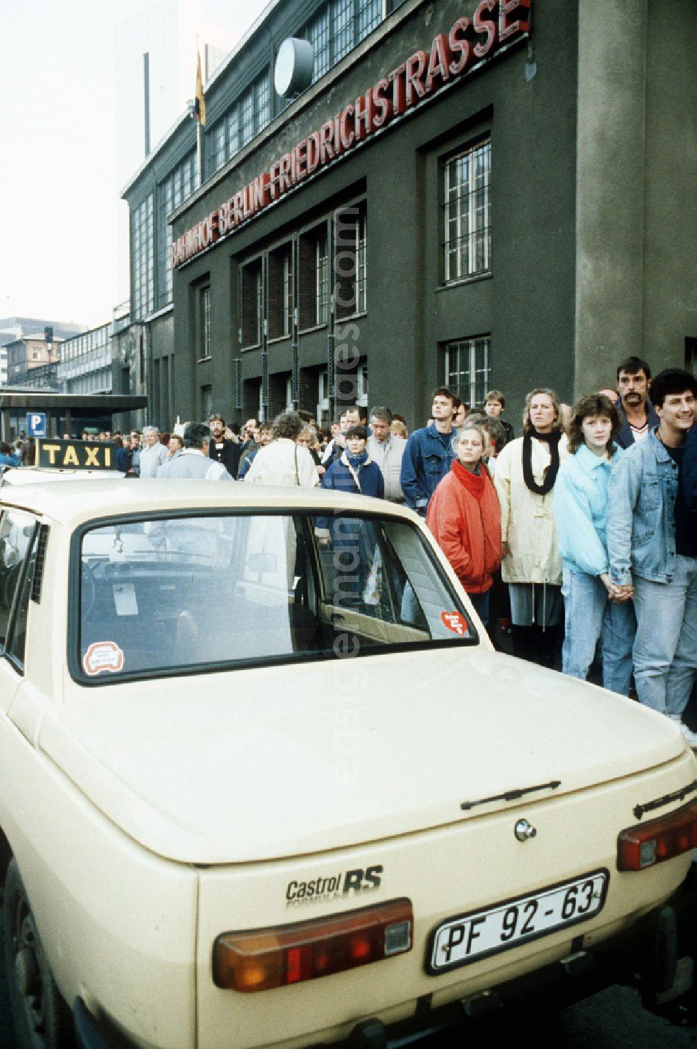 GDR picture archive: Berlin - Queues of people and crowds of GDR citizens at the palace of tears of the GueSt passport control point and border crossing point at the Friedrichstrasse S-Bahn station in Berlin East Berlin on the territory of the former GDR, German Democratic Republic