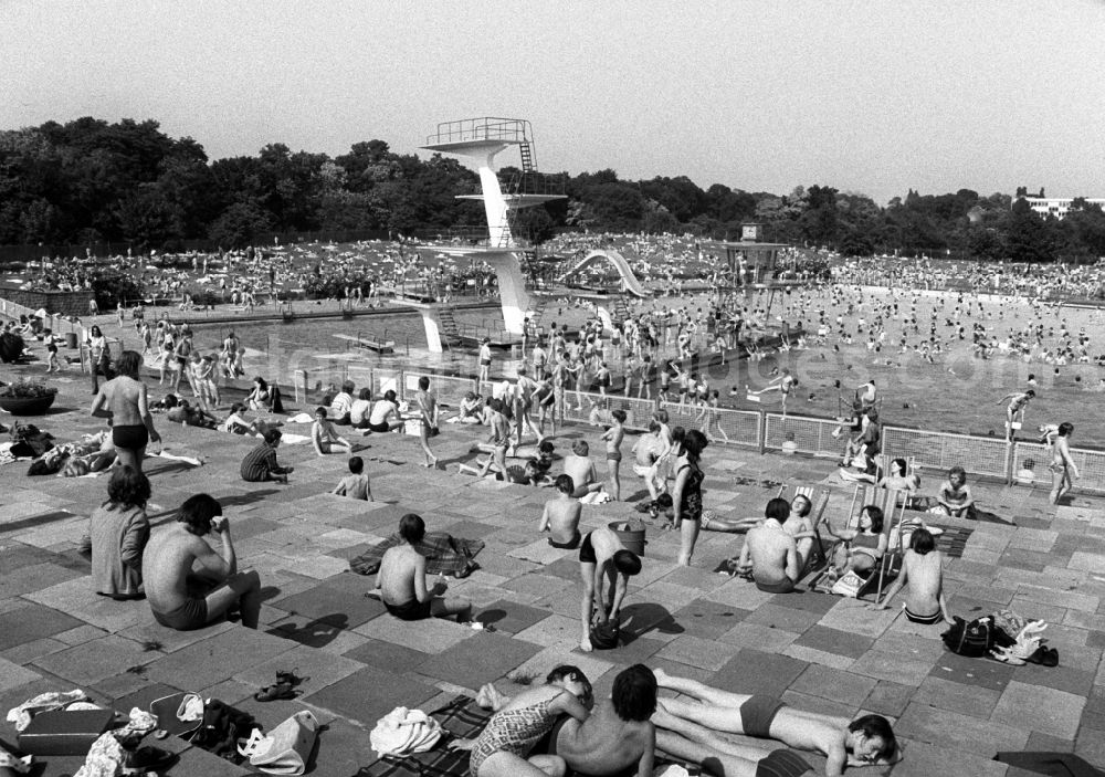 Berlin: Bathers in the swimming pool and the outdoor facilities of the swimming pool Pankow in the district Pankow in Berlin Eastberlin on the territory of the former GDR, German Democratic Republic