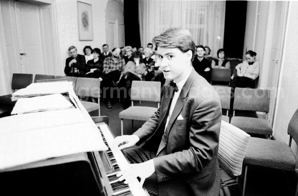 GDR picture archive: - Andrej Hermlin spielt im Rosa-Luxemburg-Haus in Schöneiche Umschlagnummer: 7189