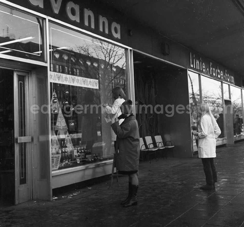 GDR photo archive: Berlin - Employees decorate the shop-windows of Havana, a so-called need store with goods from West Germany in the street under the lime-trees, in Berlin, the former capital of the GDR, German democratic republic