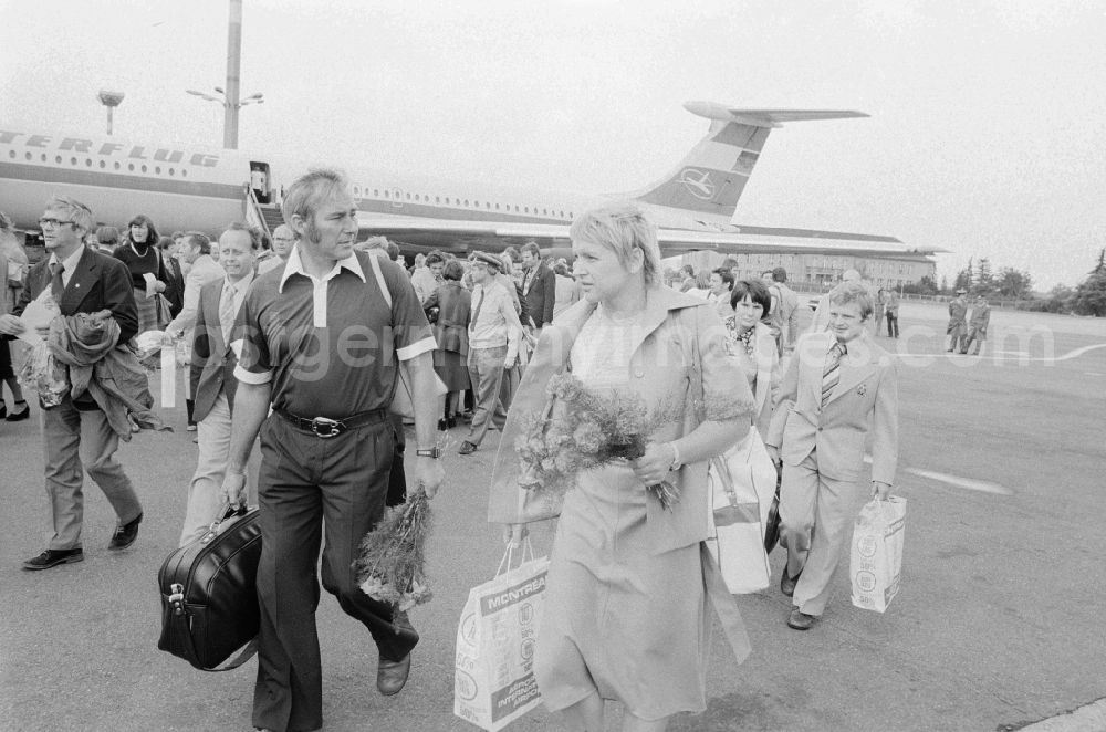 Schönefeld: Arrival of the GDR-Olympic team on the area of the airport beauty's field in beauty's field in the federal state Brandenburg in the area of the former GDR, German democratic republic. The GDR took part in the Summer Olympics in 1976 in Montreal with a delegation of more than 28